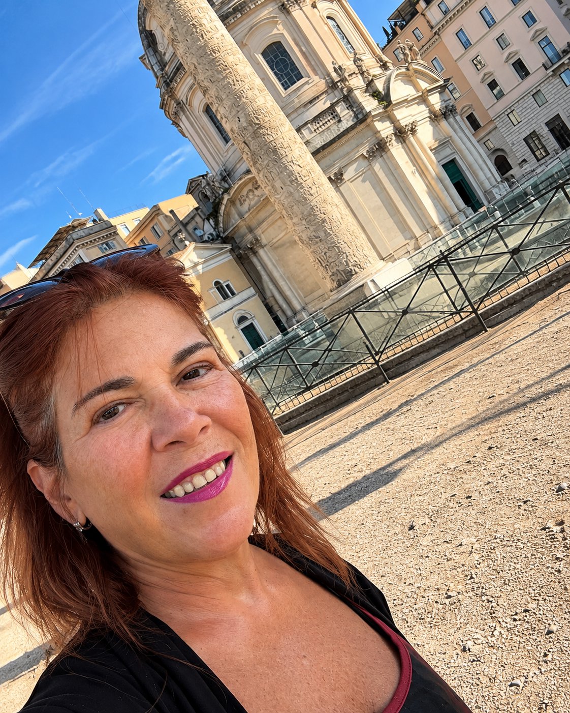 Débora Ridolfi em frente à Coluna de Trajano, no centro histórico de Roma
